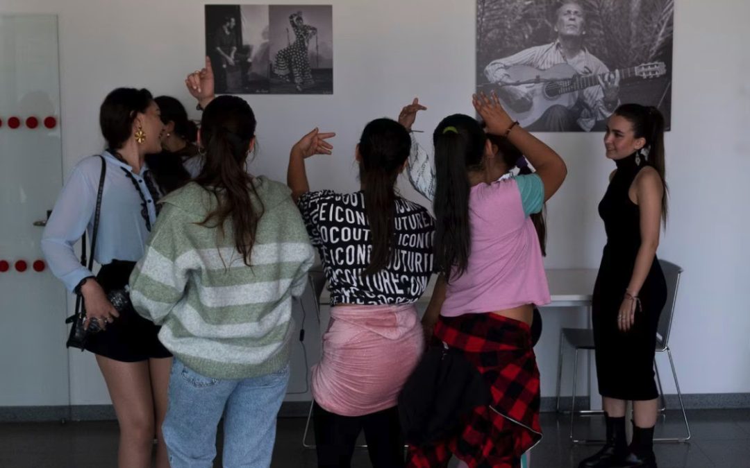 La auténtica red social: una investigación convierte a las mujeres y niñas gitanas del barrio más pobre de España en activistas