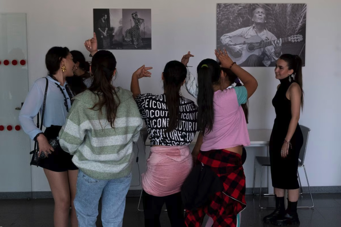 La auténtica red social: una investigación convierte a las mujeres y niñas gitanas del barrio más pobre de España en activistas